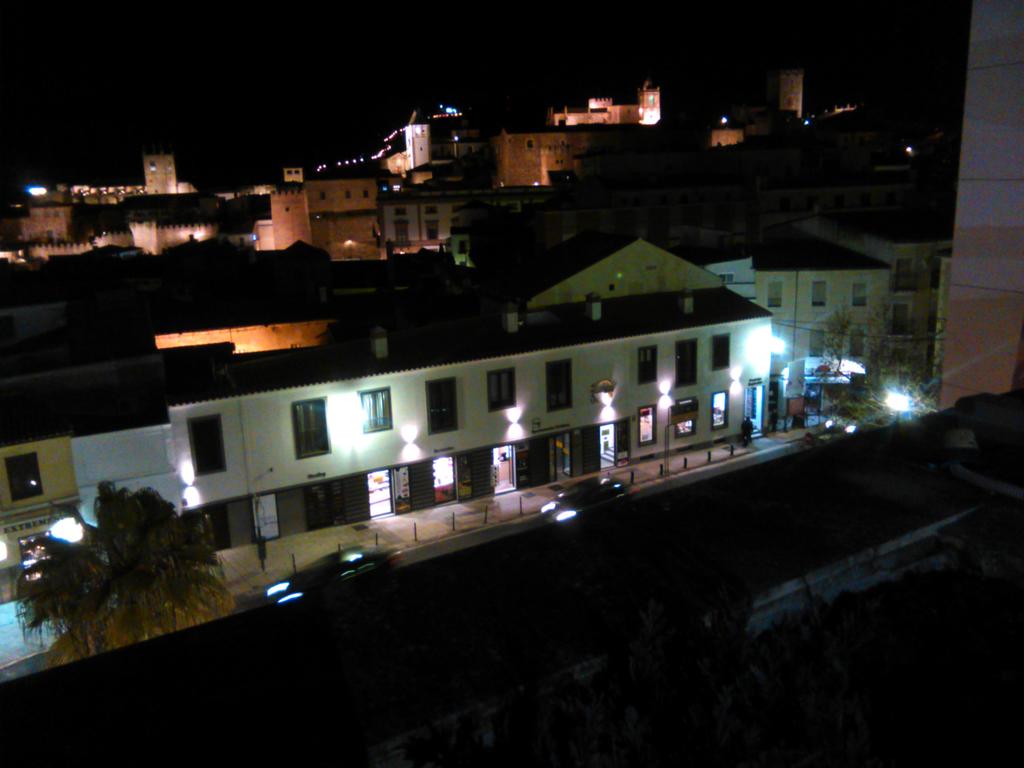 Fachada de noche - Damián Arroyo Ramos