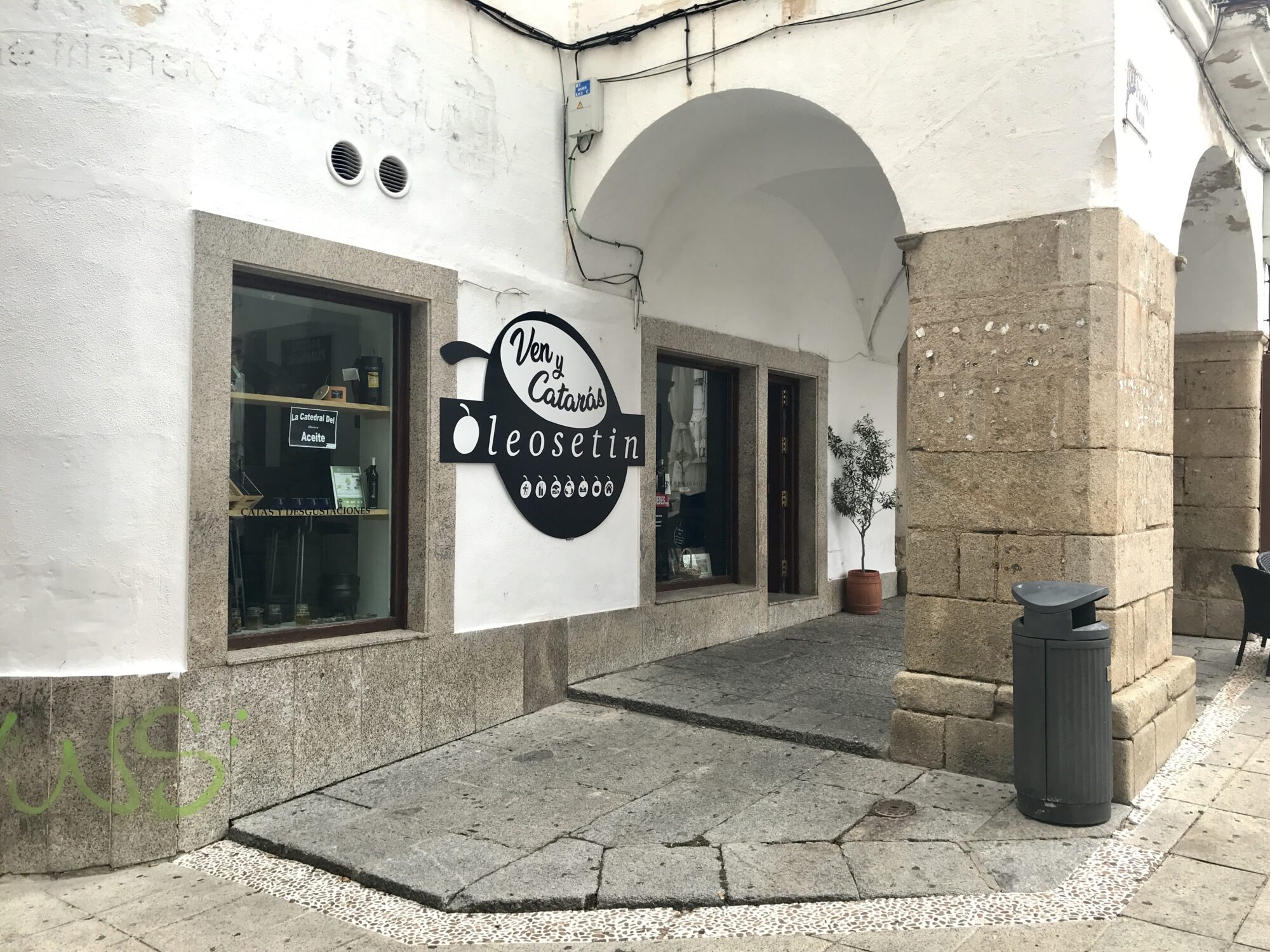 LA CATEDRAL DEL ACEITE OLEOTECA EN CACERES - Iluminada Lucas