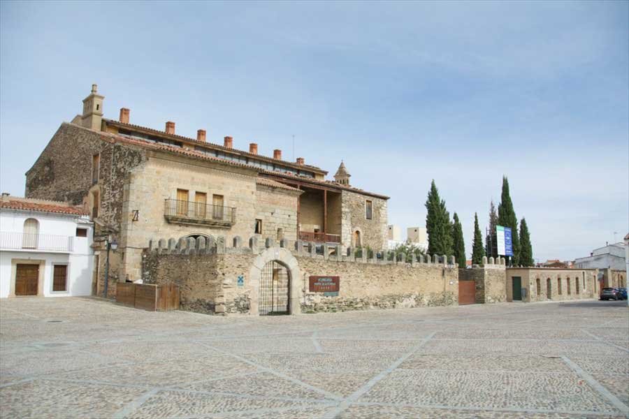 plaza-de-garrovillas-hospederia-tajo-salor-almonte