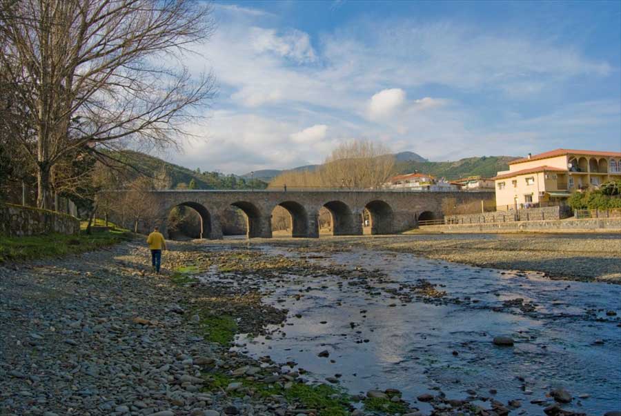 puente-con-caminante-en-las-hurdes
